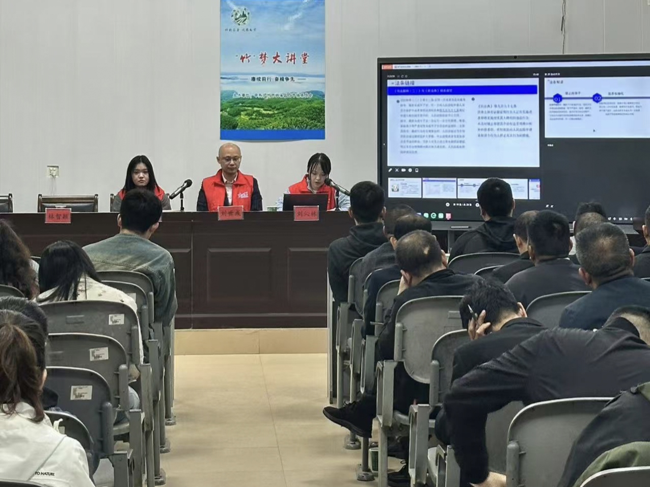 2.发言席特写.jpg