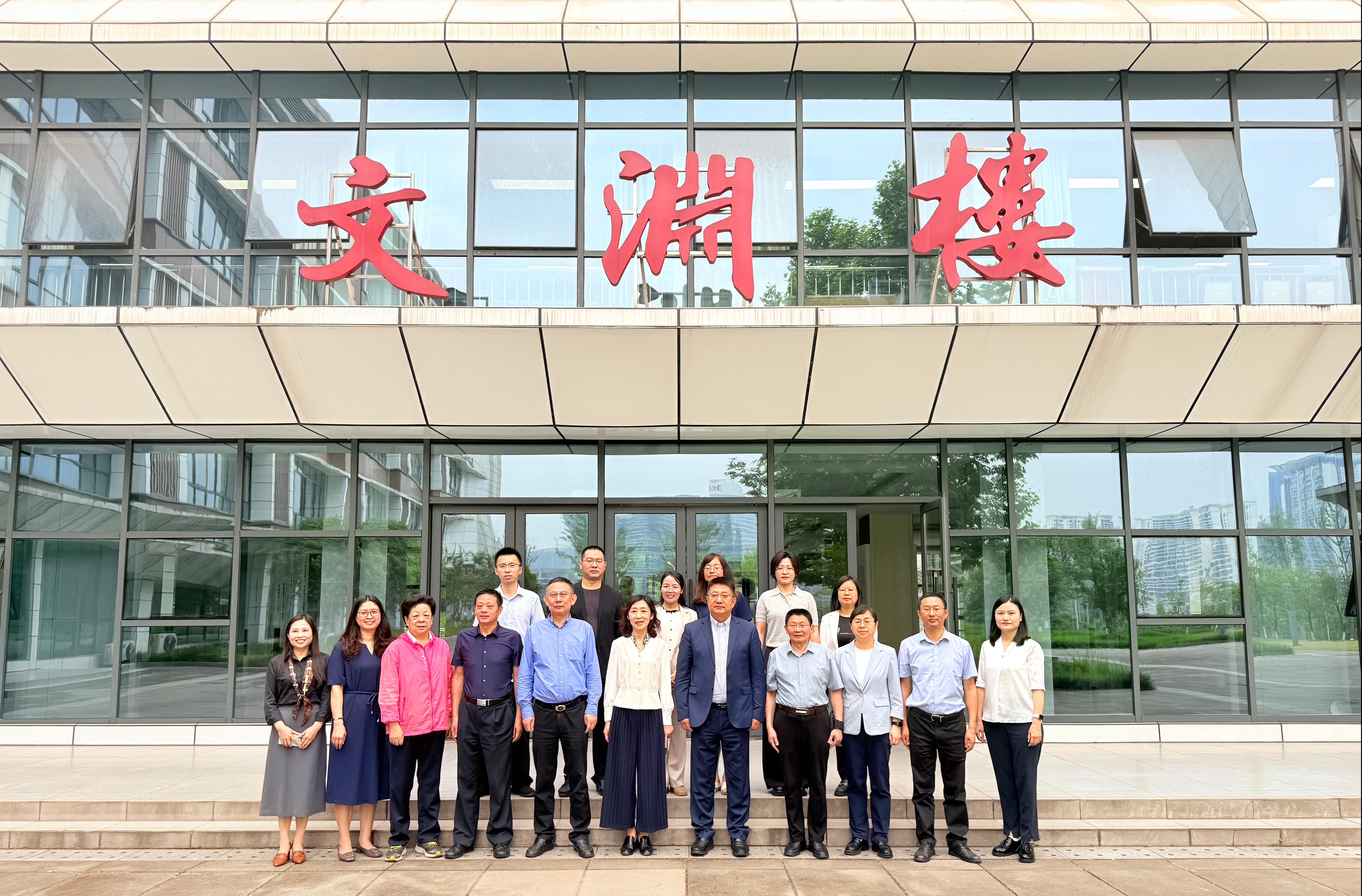 6.与会专家合影.jpg