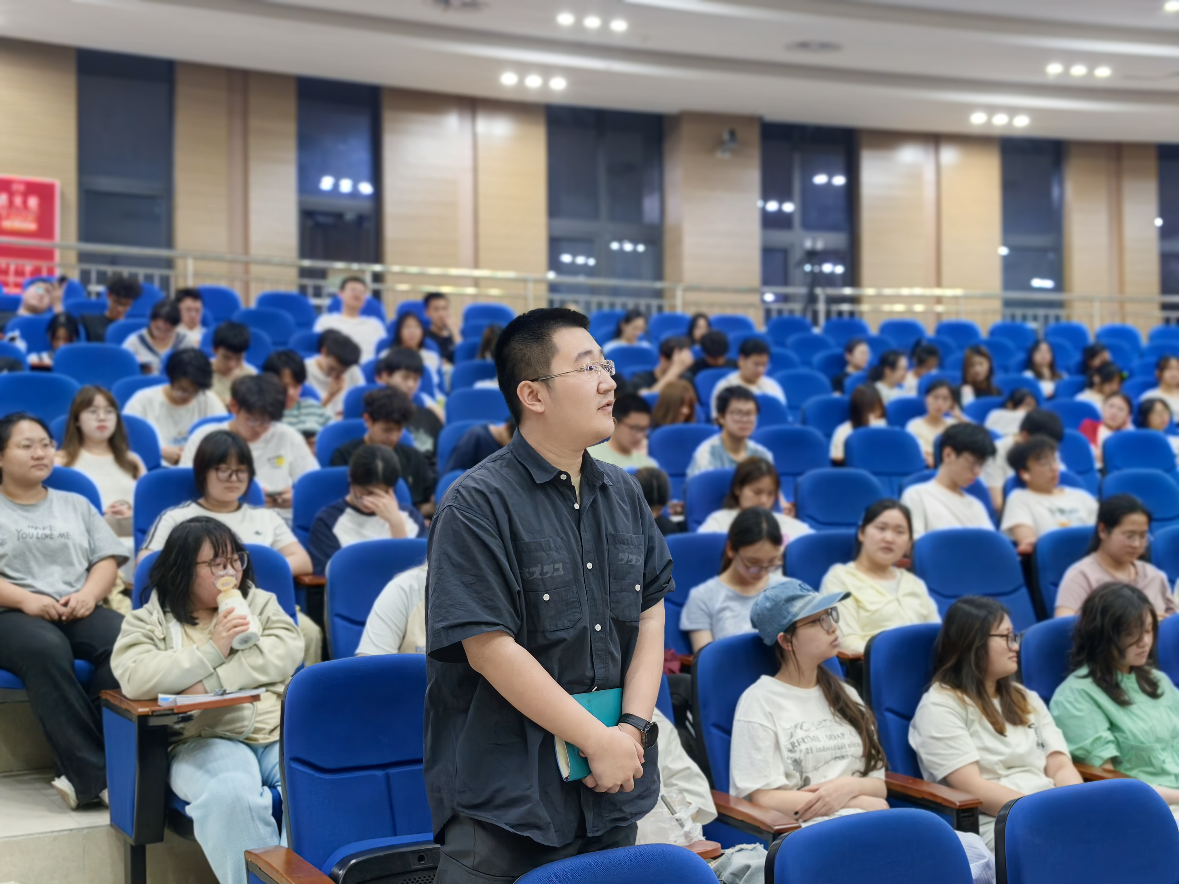 学生提问.jpg 学生提问.jpg