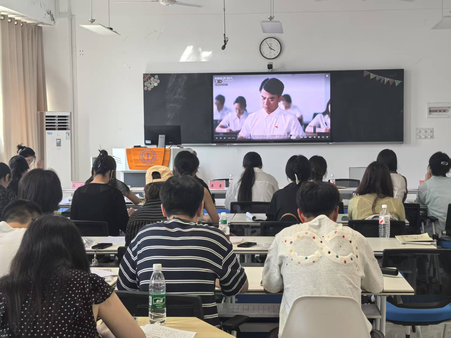 3.与会人员观看廉政教育宣传片《扣好人生第一颗纽扣》.jpg
