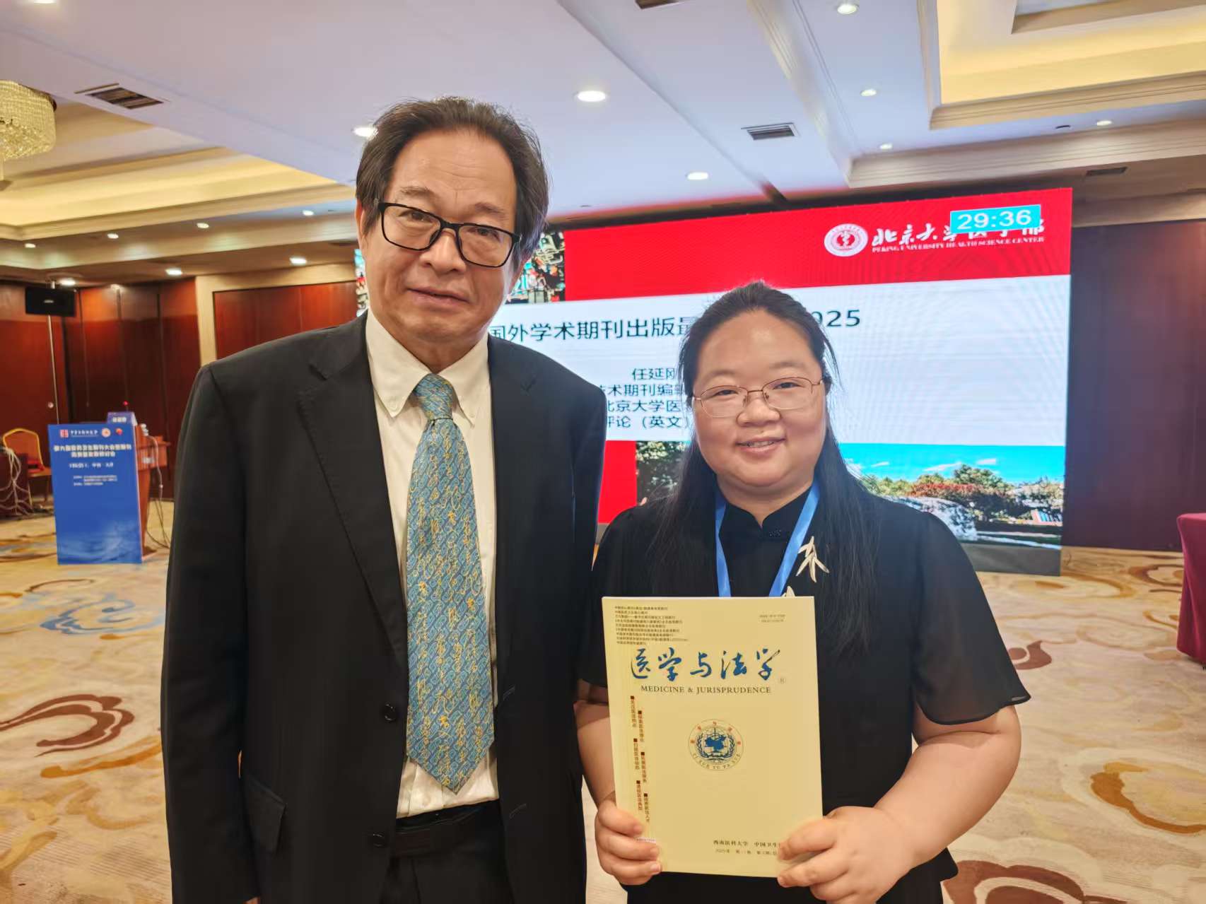王林智向与会专家宣传推荐《医学与法学》期刊.jpg