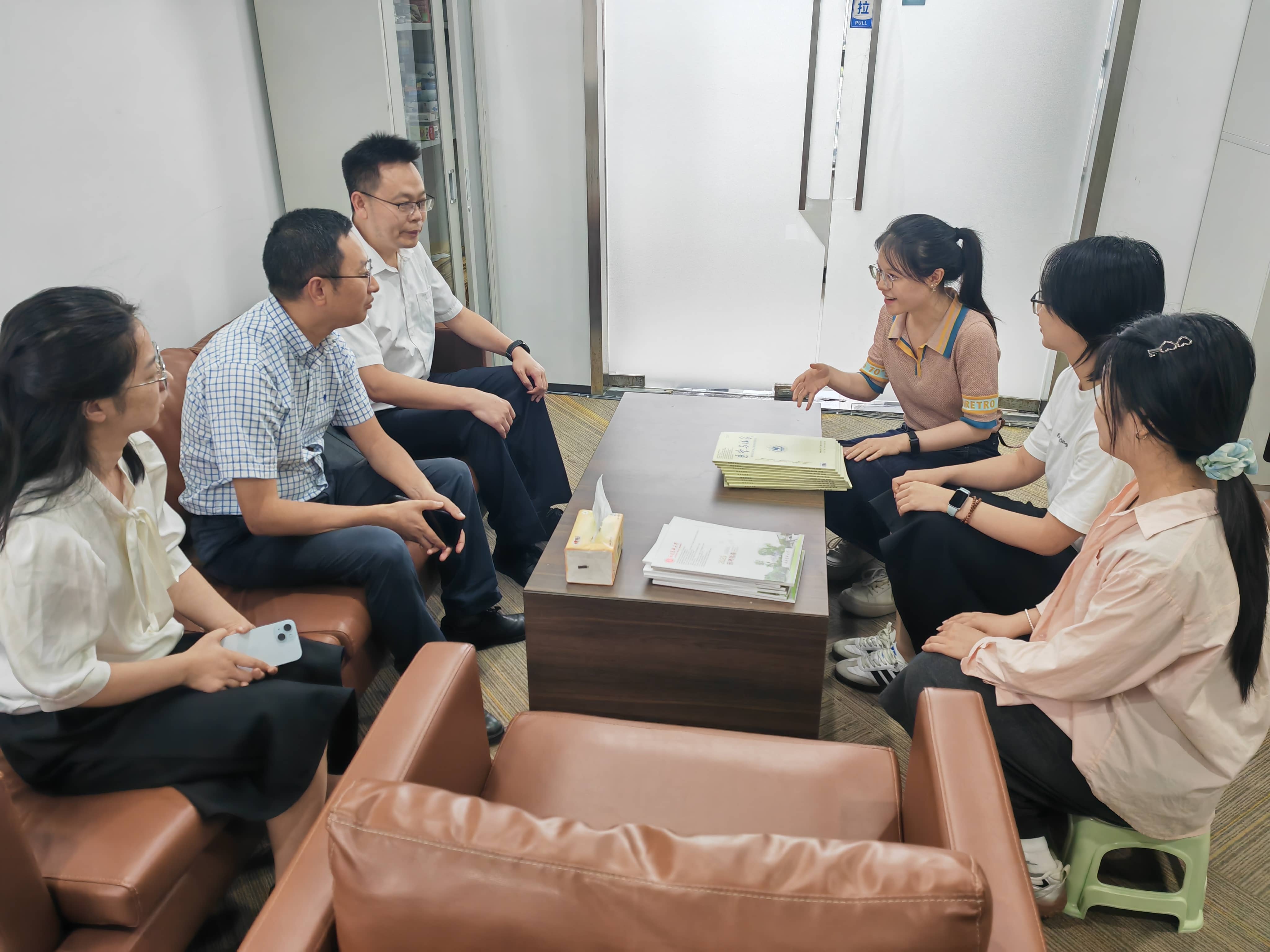 省医学会探望实习生.jpg 省医学会探望实习生.jpg