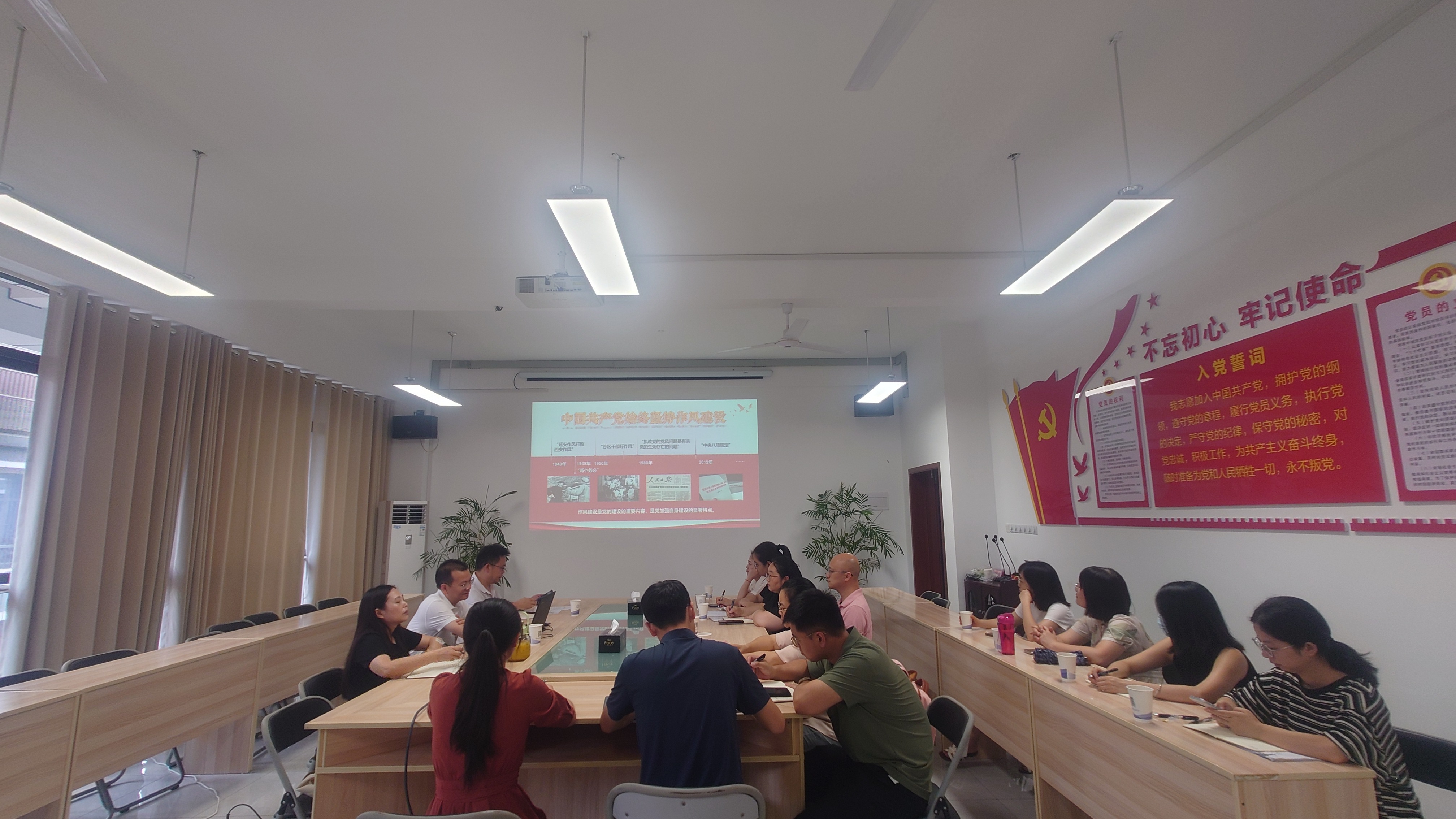 学校党委常委、副校长周翔宇为法学院党员教师讲授深入贯彻中央八项规定精神学习教育专题党课