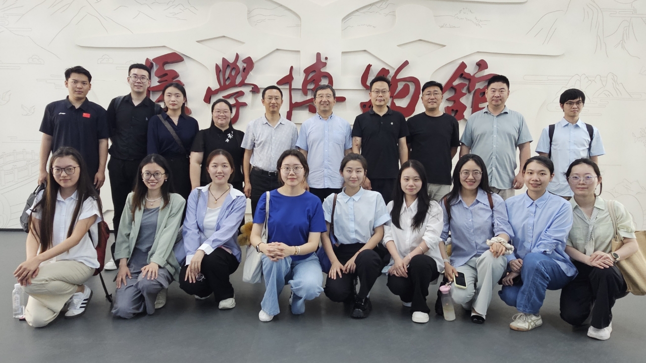 参观医学博物馆.jpg